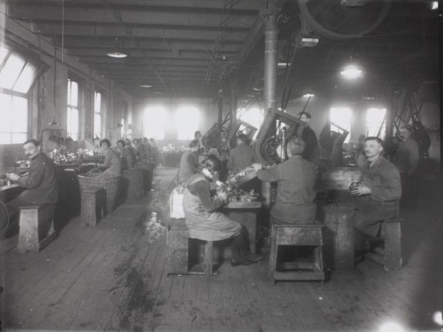 Fig. 1. Mannen aan het werk in Conservenfabriek van Nieuwenhuizen ca. 1930. Foto gemaakt door   H. Jonker en Zoon - Erfgoed Leiden en Omstreken - [PV_PV31717.1-3](https://www.erfgoedleiden.nl/collecties/beeldmateriaal/zoeken-in-beeldmateriaal/detail/f40c221a-26bc-11e3-83ac-3cd92befe4f8/media/92231635-f952-104a-bf67-79c21b9d43b1?mode=detail&view=horizontal&q=nieuwenhuizen%20leiden&rows=1&page=10)