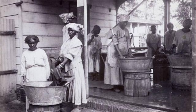 Wasvrouwen op de plantage Wolfenbutel bij Paramaribo - Nationaal Museum van Wereldculturen - [TM-60006018](https://hdl.handle.net/20.500.11840/5993)