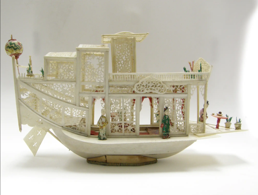 Flower boat, Qing 18th century - Auckland Museum -  [1981.242](https://www.aucklandmuseum.com/collections-research/collections/record/am_humanhistory-object-13698?c=ecrm%3AE22_Man-Made_Object&k=%22Canoe%22&dept=Applied%20Arts%20and%20Design&ordinal=8)