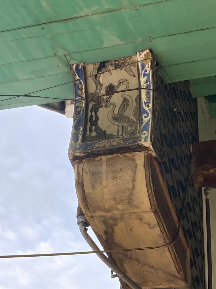 Fig. 2: Photo of a Heron motif as a decorative painting in an old Chinese style building in the city Lasem on the North Coast of Java, Indonesia. Photo by Sabine Bolk