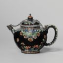 Fig. 32: De Grieksche A, teapot painted with flower decoration on a black fond, Delft, c. 1705-1720, faience, metal, 13 ×17,3 × 11 cm (h,w,d),Rijksmuseum, Amsterdam, inv.nr. BK-NM-12400-  265, donation from the heirs of Mr J.F. Loudon, The Hague, http://hdl.handle.net/10934/RM0001.COLLECT.16042