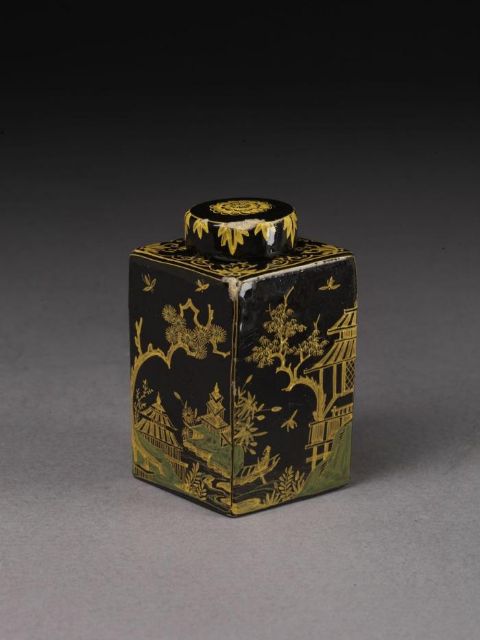 Fig. 4: De Metaale Pot, tea canister and lid, Delft, c. 1700-1724, Tin-glazed earthenware, painted in  enamels, 10.2 × 5.7cm (h, w), Victoria and Albert museum, London, inv.nr. C.2346&A- 1910, https://collections.vam.ac.uk/item/O118502/tea-canister-and-metalen-pot-factory/