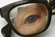 Artificial eye on glasses -   Universiteitsmuseum Utrecht - [UM-5886](https://collectie.umu.nl/collectie/?diw-id=utralt_uu-collection_UM-5886) 