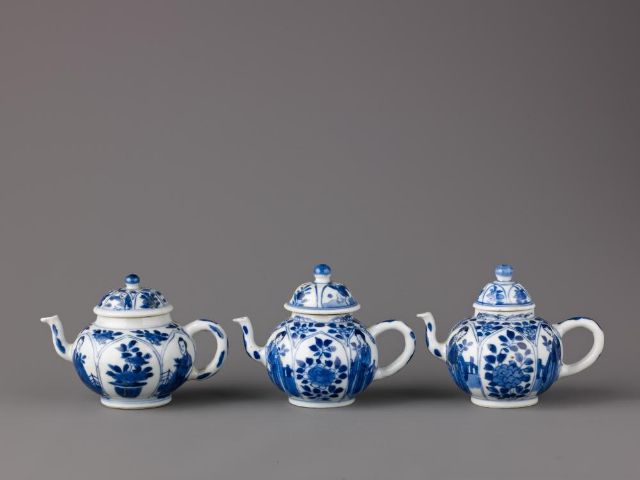 Fig. 31: Anonymous, Small covered winepot or teapots, Chinese, 1662–1722, Qing Dynasty, Kangxi period porcelain painted in underglaze blue, 8.7 cm to 8.8 cm (h) Robert Lehman Collection, 1975, The Metropolitan Museum of Art, New York, inv.nr. 1975.1.1712, https://www.metmuseum.org/art/collection/search/460667