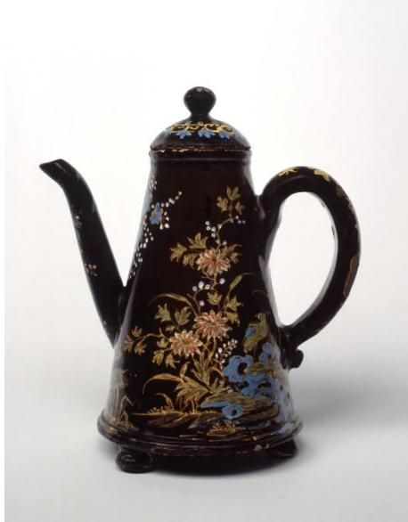 Fig. 27: De Metaale Pot, coffee pot, Delft, c.1710–1730, earthenware, lead glaze (quartz), enamel paints, large and small firing technique, polychrome (blue, red, green and yellow) on black ground, 20 × 17 × 11 cm (h,w,d), Courtesy: Museum Prinsenhof, Delft, inv.nr. N/A.