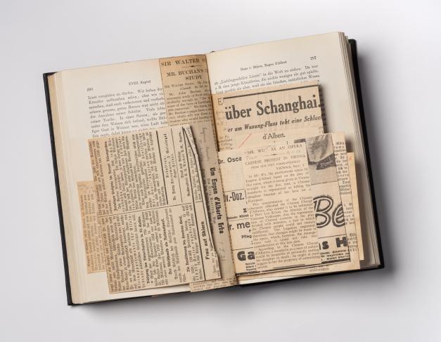 Fig. 3 - Pagina uit Guenther, K.; Said-Ruete, R. / Gerhard Rohlfs. Lebensbild eines Afrikaforschers. Anhang von Rudolph Said-Ruete. - Freiburg, 1912 (SR 265), met krantenknipsels van Rudolph - foto Cees de Jonge