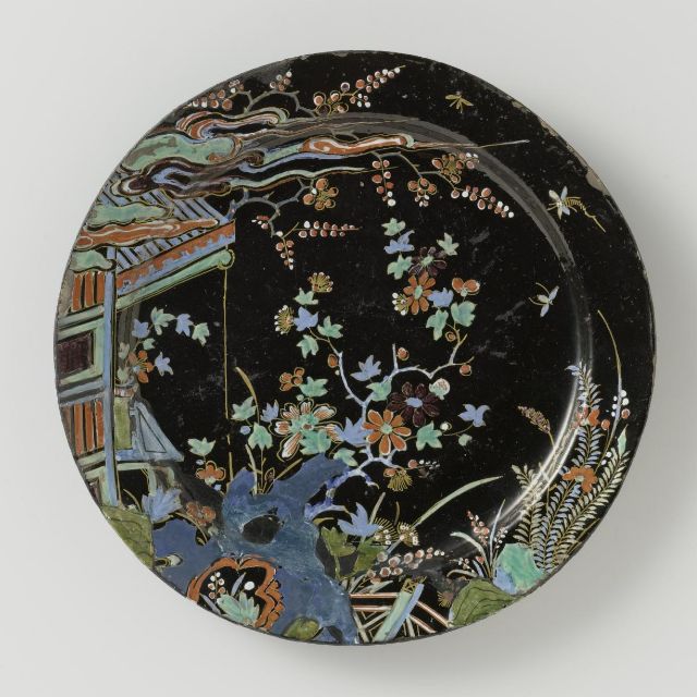 Fig. 3: Anonymous, plate, c. 1700-1730, Delft, faience, 22,5 cm (d), Rijksmuseum Amsterdam, inv.nr. BK-NM-12400-267, donation from the heirs of Mr J.F. Loudon, The Hague,  http://hdl.handle.net/10934/RM0001.COLLECT.16044