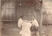 Twee vrouwen aan het batikken, vermoedelijk bij Batavia, KITLV 81323, circa 1890-1905, collectie Leiden University Libraries