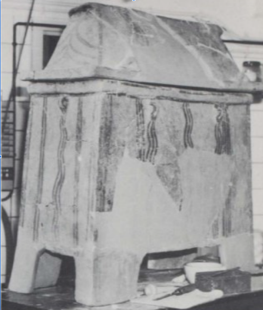 The larnax in the restoration workshop (rear view) - Crouwel & Berg, van der (1983: 2)