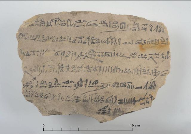 Fig. 1 – Hiëratisch ostrakon uit Deir el-Medina, ca. 1168 v.C. – Musée de Louvre, Parijs – [E 2767](https://collections.louvre.fr/ark:/53355/cl010003523)7